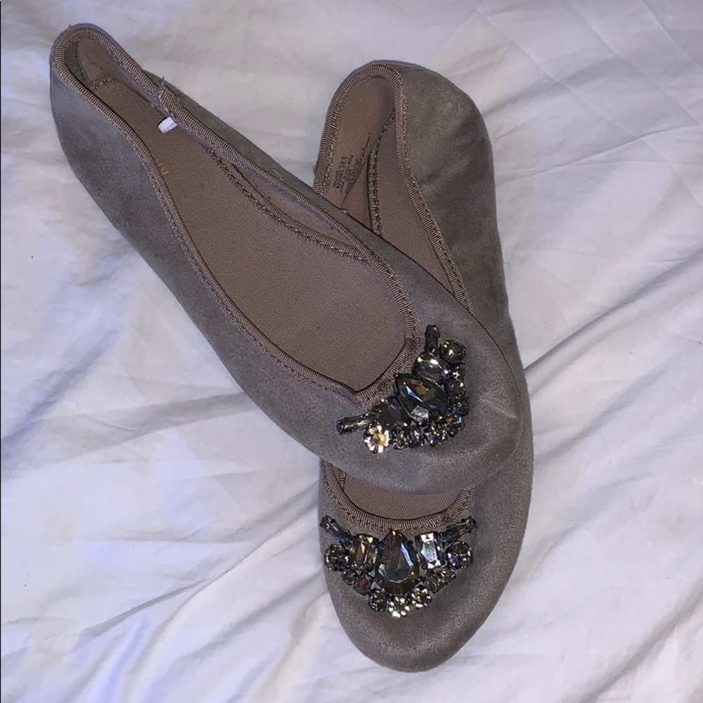 NEVER WORN FLATS. These flats are cute and stylish